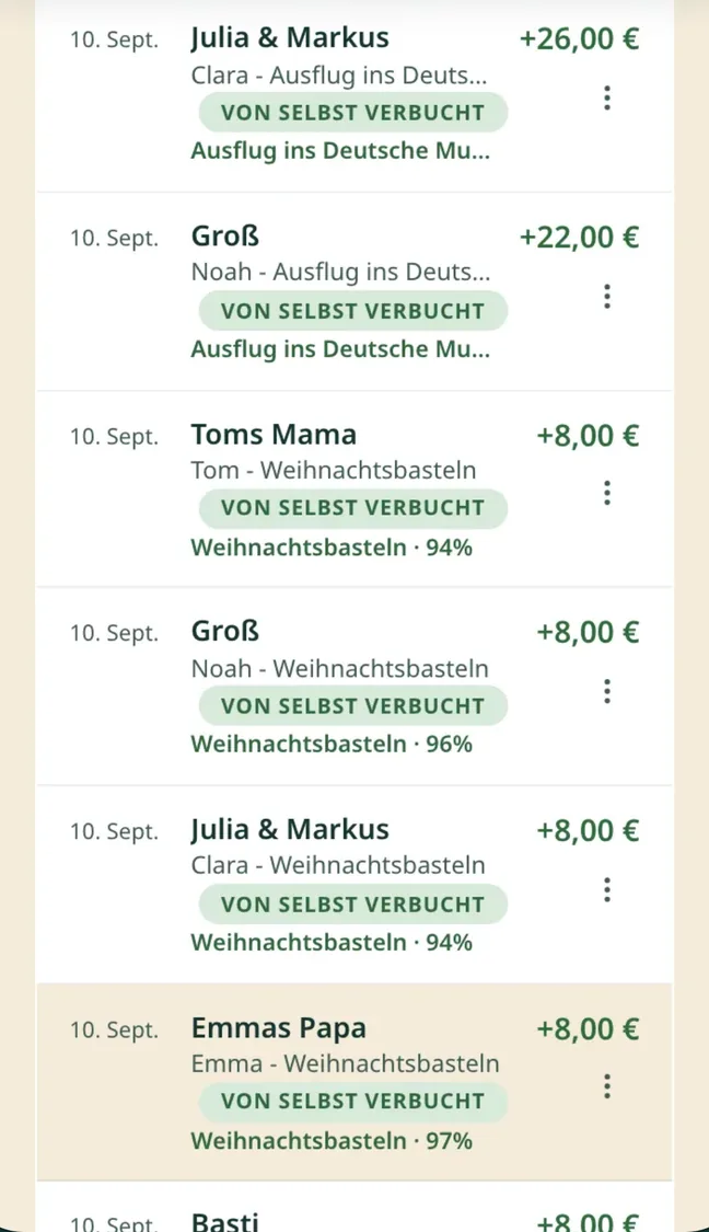 ClassKasa-Bildschirm: Überweisungen der Eltern, jede mit „Von selbst verbucht“ markiert und einer Sammlung zugeordnet